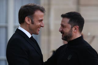Macron abraça Zelensky em Paris, França